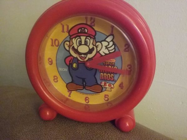 Very vintage Super Mario clock in good condition